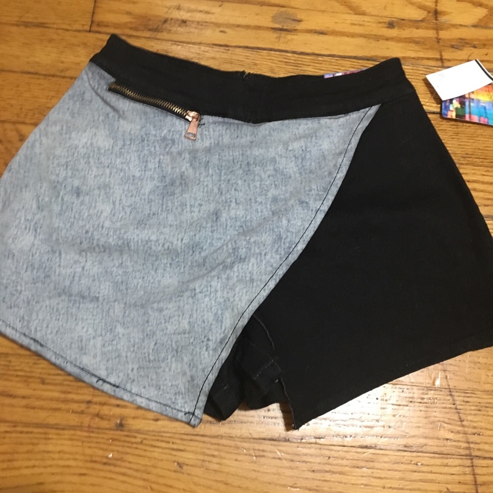 Asymmetrical shorts